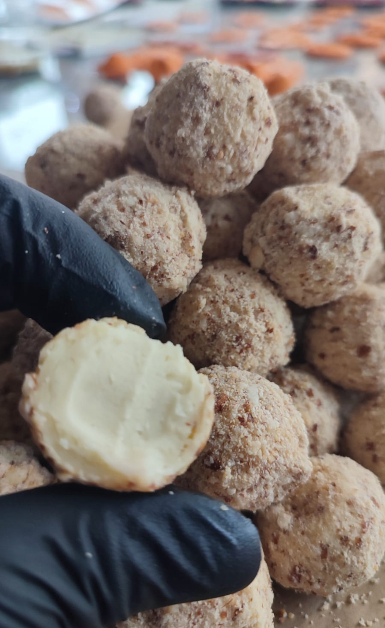 Трюфель на белом шоколаде с сыром Дор Блю в миндальной крошке